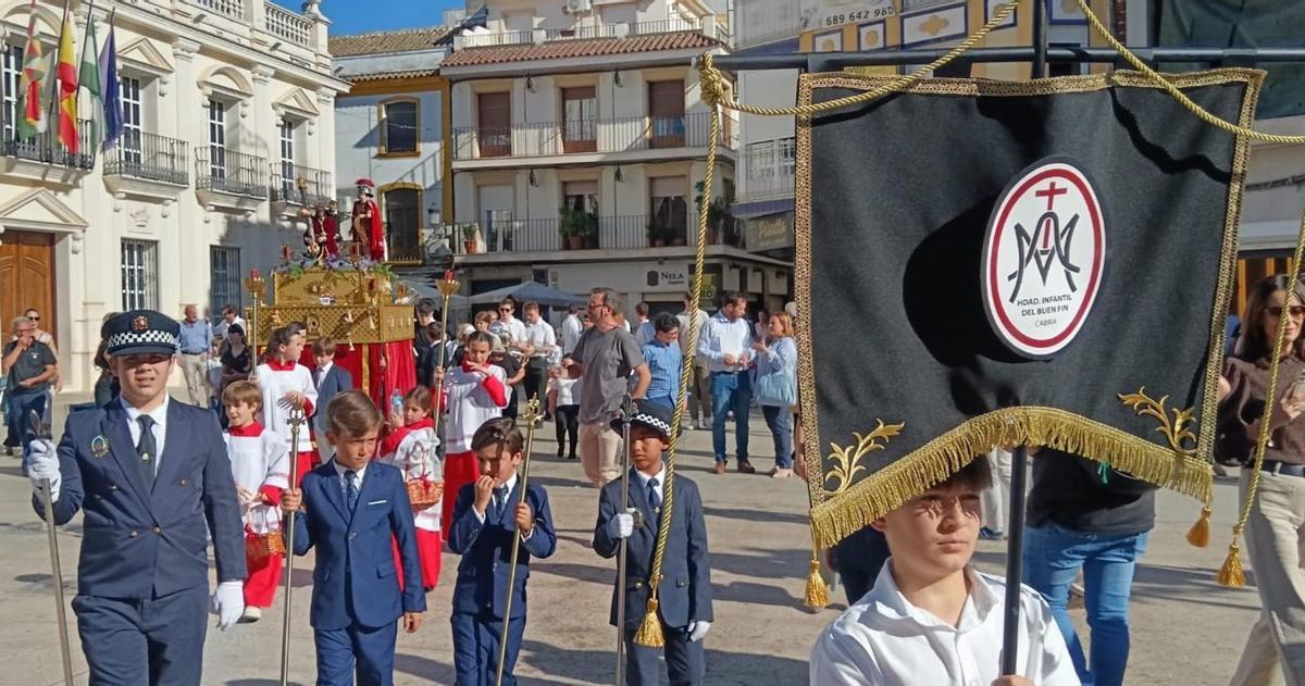Uno de los pasos, durante la procesión celebrada ayer por las calles de Cabra.