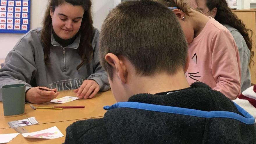 Andrea Astudillo en una classe de l’escola Santa Coloma de Ger aquesta setmana | MIQUEL SPA