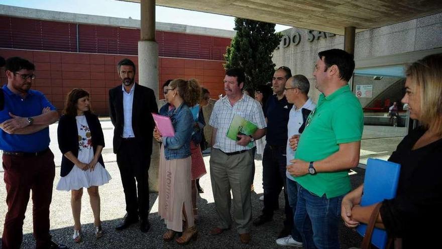Miembros de la junta de personal y alcaldes ante el Hospital Comarcal do Salnés. // Iñaki Abella