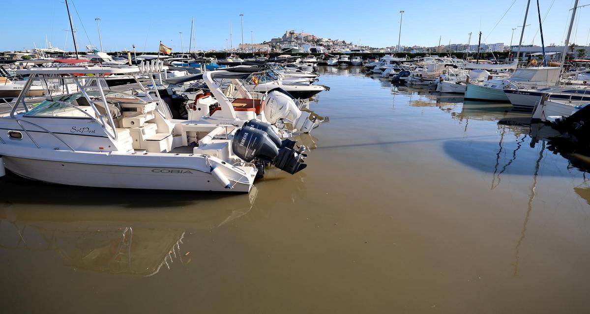 Vertido de aguas residuales al puerto de Ibiza antes de la depuradora actual