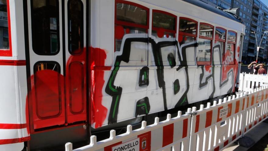 El grafiti que estropea el vagón de Coia // A. Villar