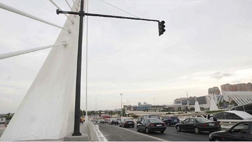 Semáforo colocado en el cambio de rasante del puente después de los accidentes.