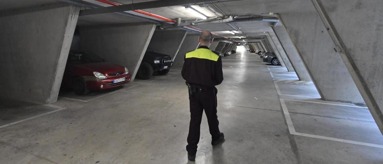 El nuevo vigilante hace una ronda por el garaje de la finca de la calle Joaquín García Girona.