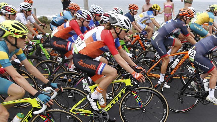 Pelotón de ciclistas durante la prueba en ruta de los Juegos Olímpicos de Río
