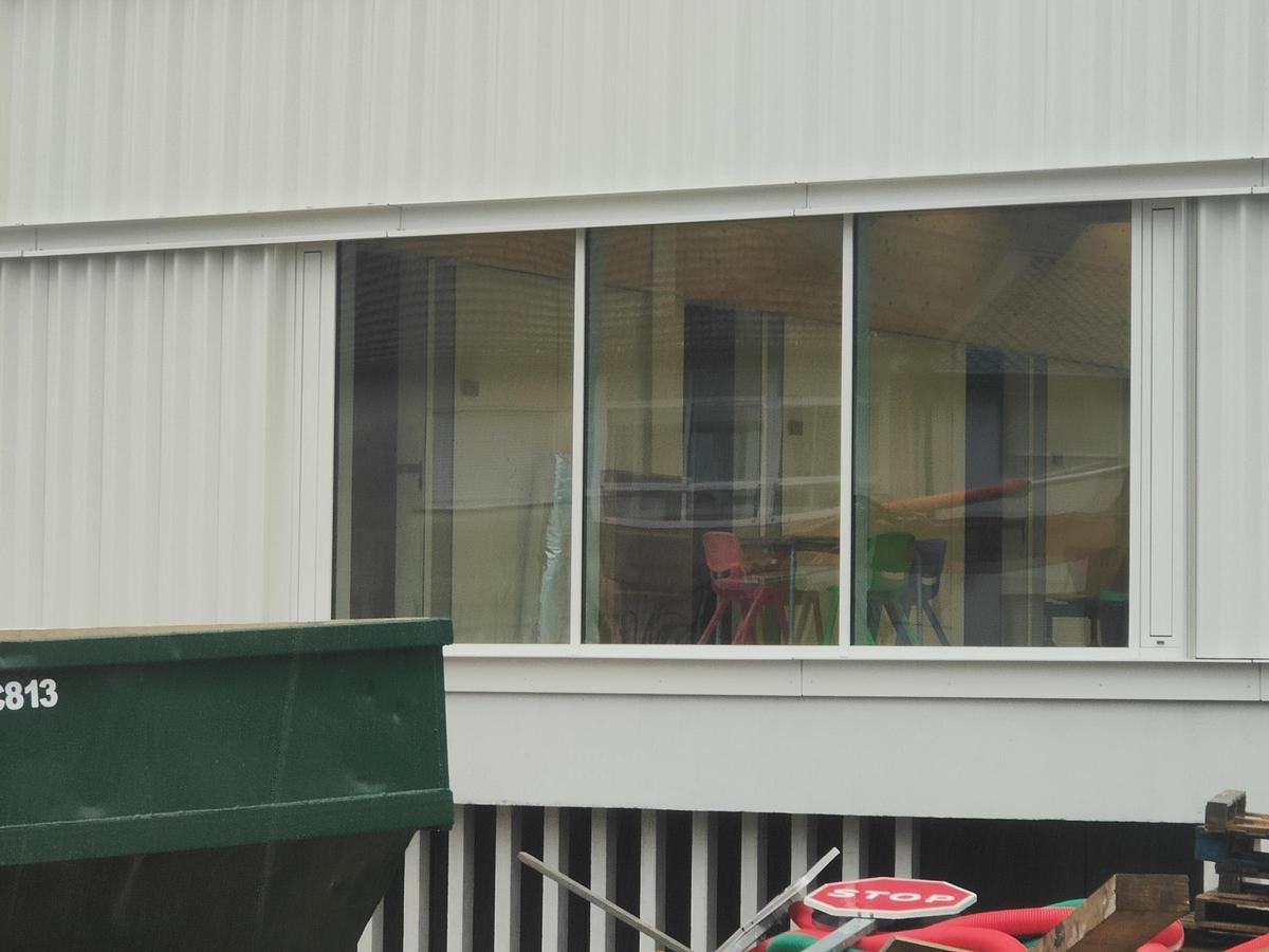 Los muebles ya se pueden ver desde el exterior.