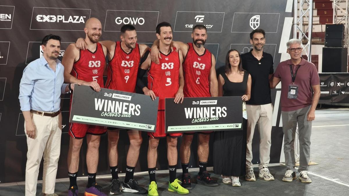 Entrega de trofeos a los campeones con Santi Amaro, Noelia Rodríguez, José Manuel Calderón y Ñete Bohigas.