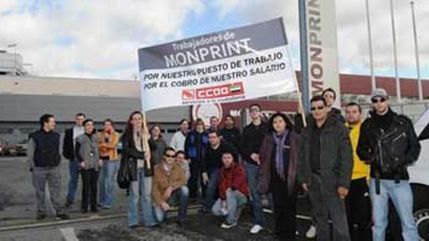 Los trabajadores de Monprint se concentran frente a las instalaciones de la empresa