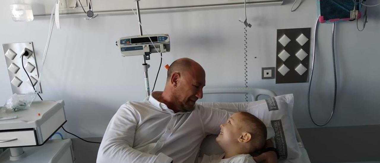 El pequeño Joel, de Vila-real, con su padre, Manel Nieto, en el Hospital