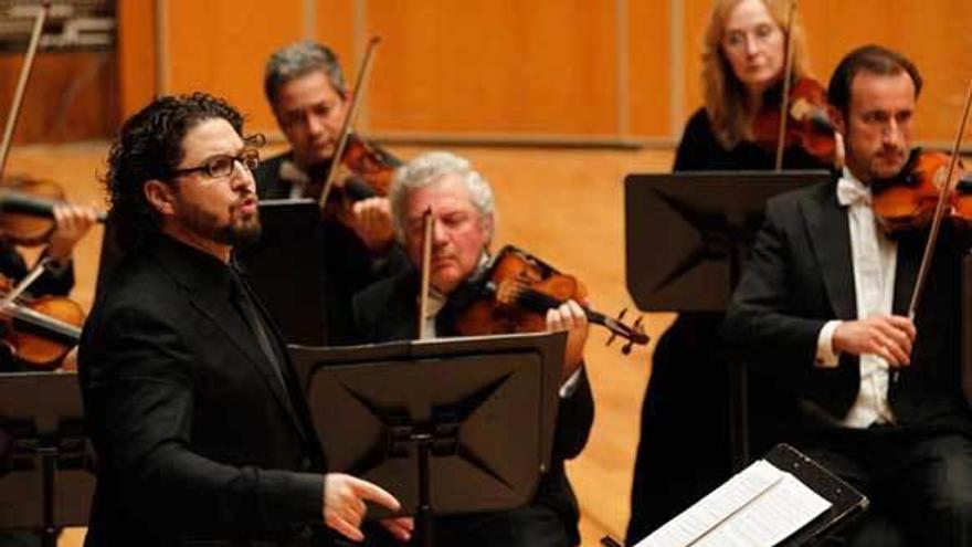 Aarón Zapico, dirigiendo a la Orquesta Sinfónica del Principado.