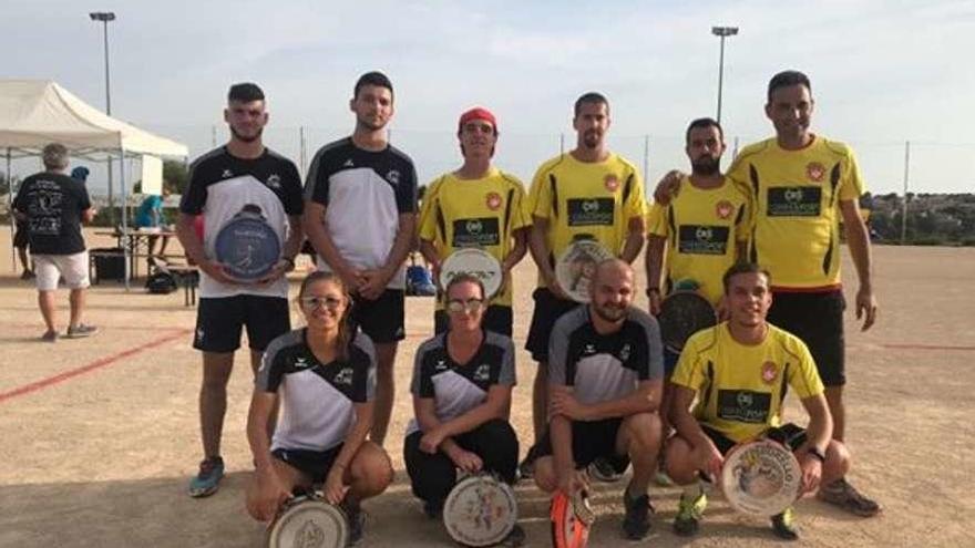 Ovidio Areán (segundo por la derecha, arriba) posa durante el Mundial disputado en la Costa Azul.