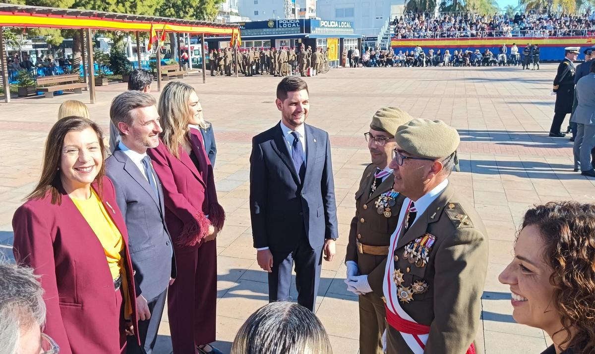 El alcalde, concejales y militares se saludan antes de empezar el evento.