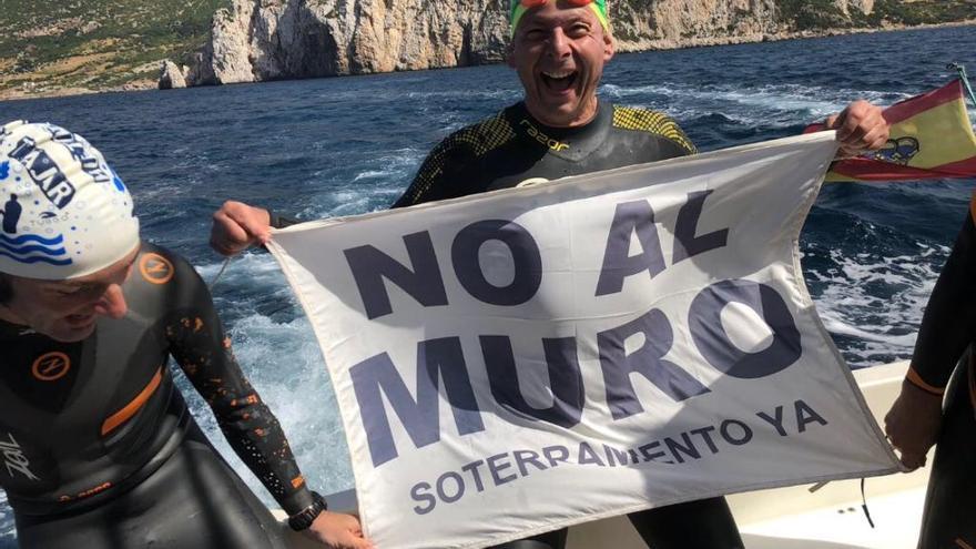 Francisco Morales muestra la bandera a favor del soterramiento del AVE en Murcia