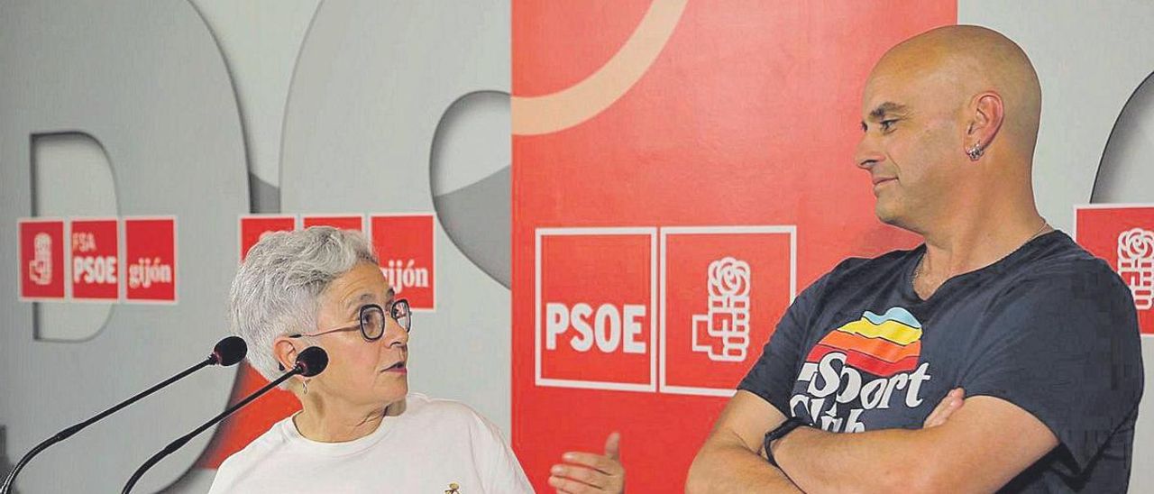 Ana Castaño y Monchu García, ayer, en la sede local del PSOE. | Fernando Rodríguez