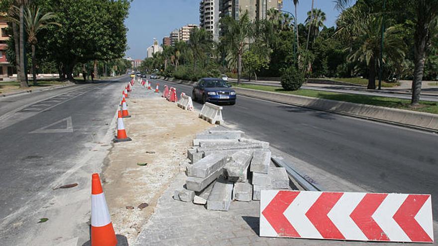 Previas. Operarios preparan el recorrido para que pueda pasar el convoy con las turbinas.