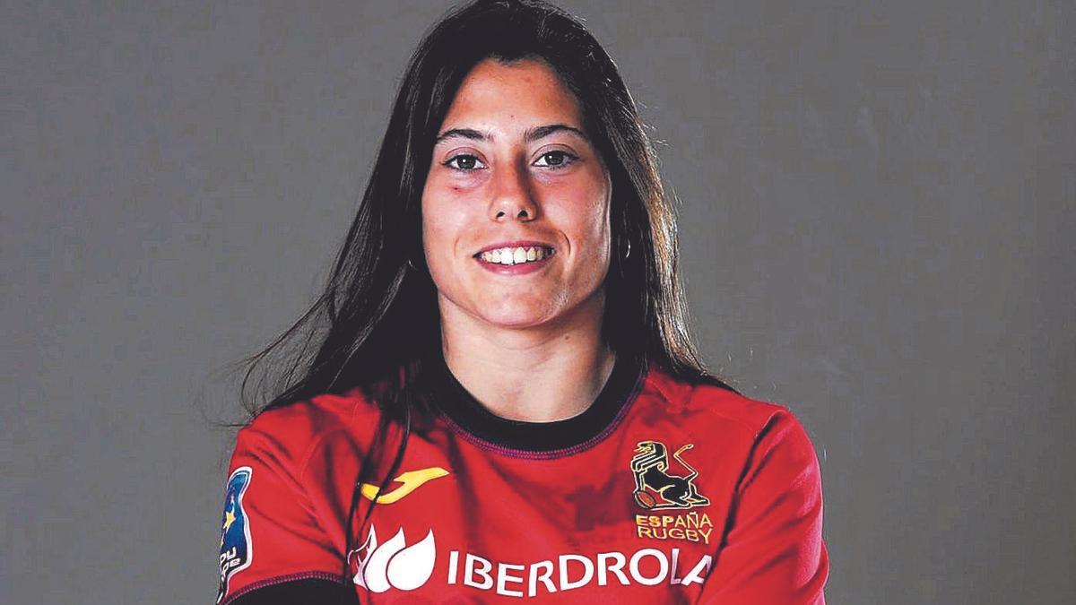 Alba Alpín con la camiseta de la selección española