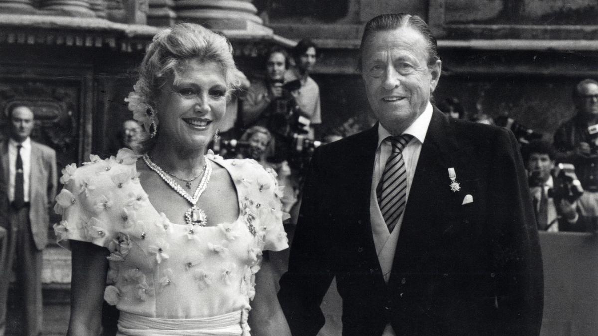 Tita Cervera y el barón Thyssen, en la boda de Simoneta Gómez Acedo, en 1990.