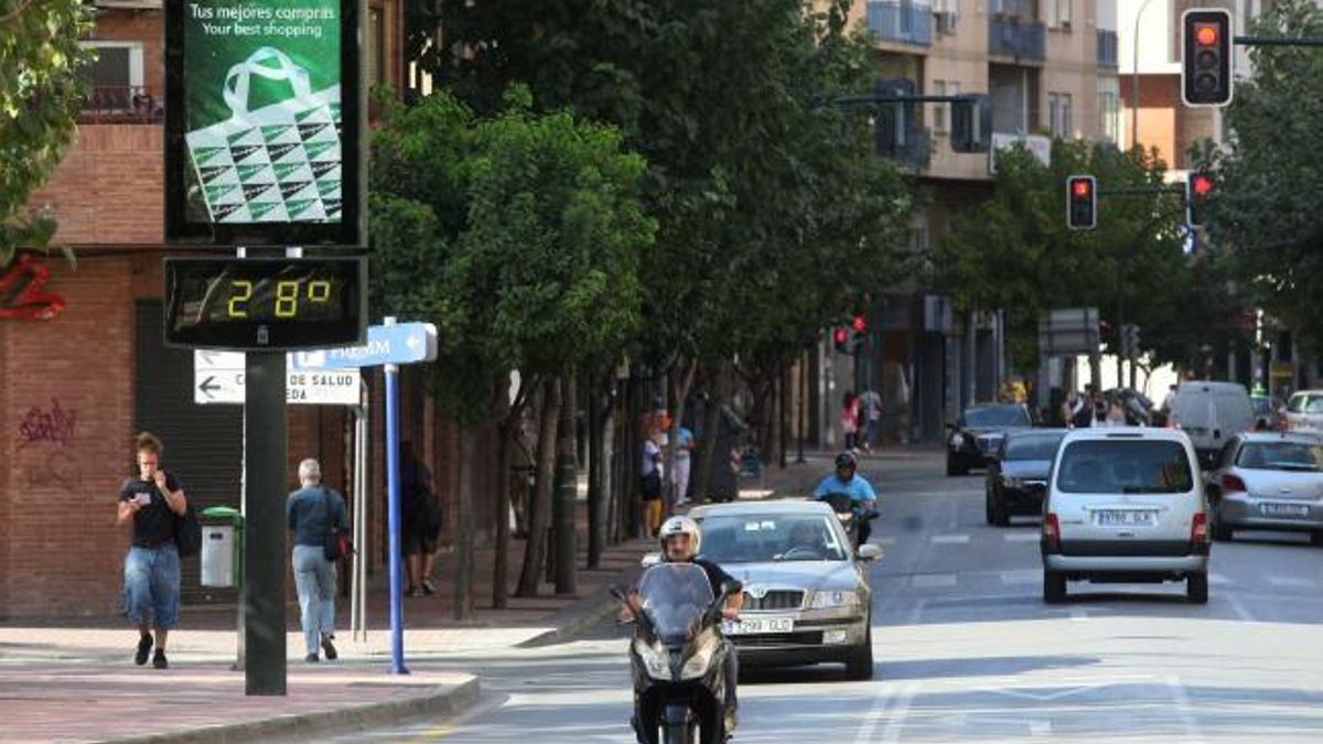 Un termómetro marca en Murcia 28ºC (archivo).