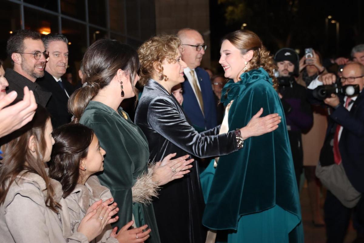 La alcaldesa Amparo Folgado recibe a la nueva Reina del Encuentro en el Auditori.