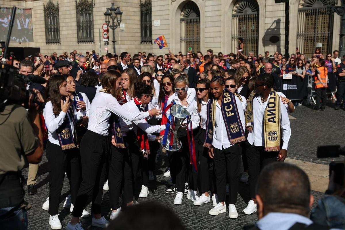 Las jugadoras del Barça, en la plaza Sant Jaume
