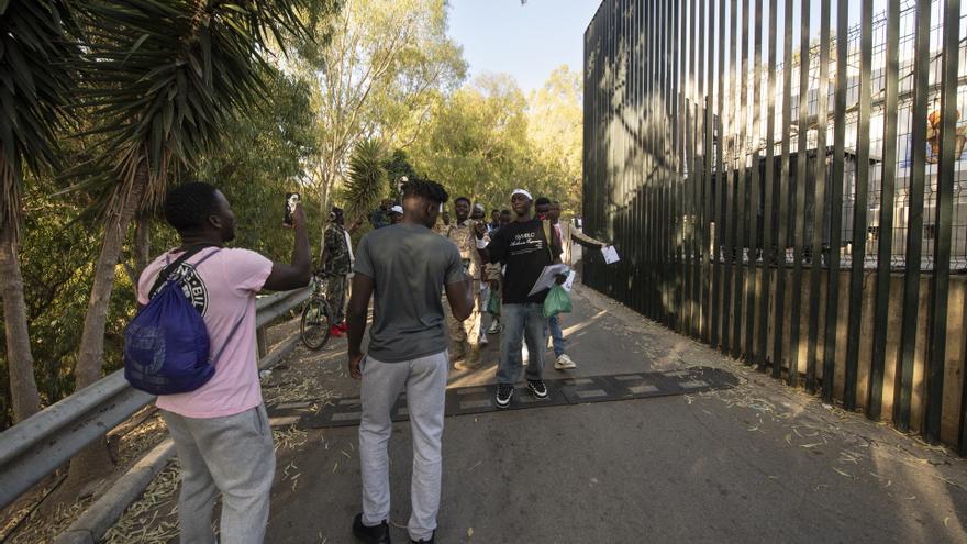 Varios migrantes a su salida del Centro de Estancia Temporal de Inmigrantes (CETI) en Ceuta. Imagen de archivo.