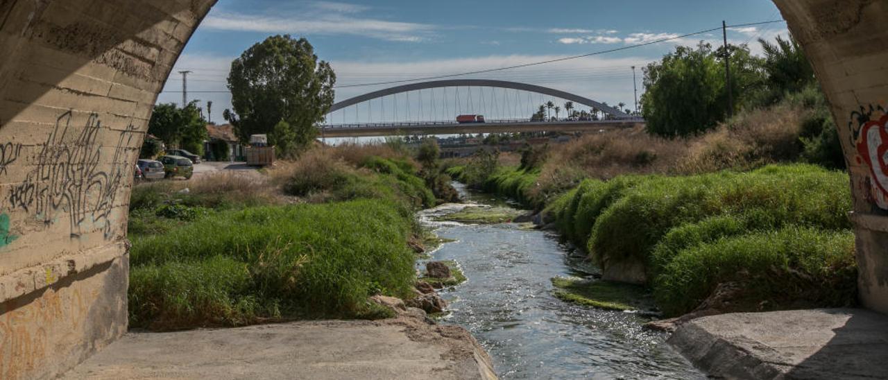 Medio Ambiente convoca a los regantes para solucionar el cierre del Júcar-Vinalopó