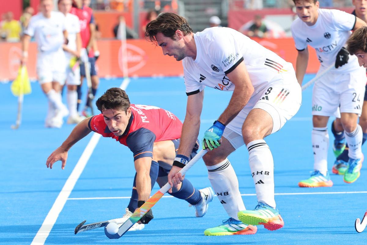 Marc Recasens y el alemán Schwarzhaupt, en un duelo de la final del Mundial de este domingo.