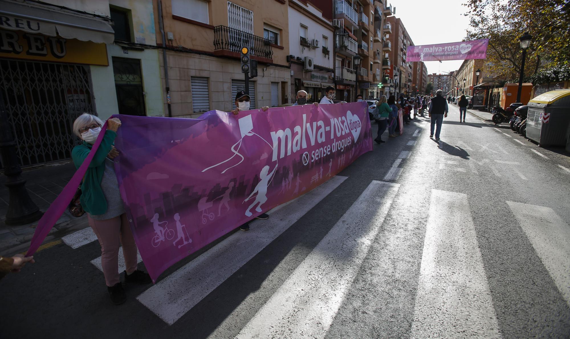 La Malva-rosa vuelve a los años noventa: falta de urbanización, dotaciones y problemas de droga. Una marea humana reivindica la dignidad de un barrio histórico