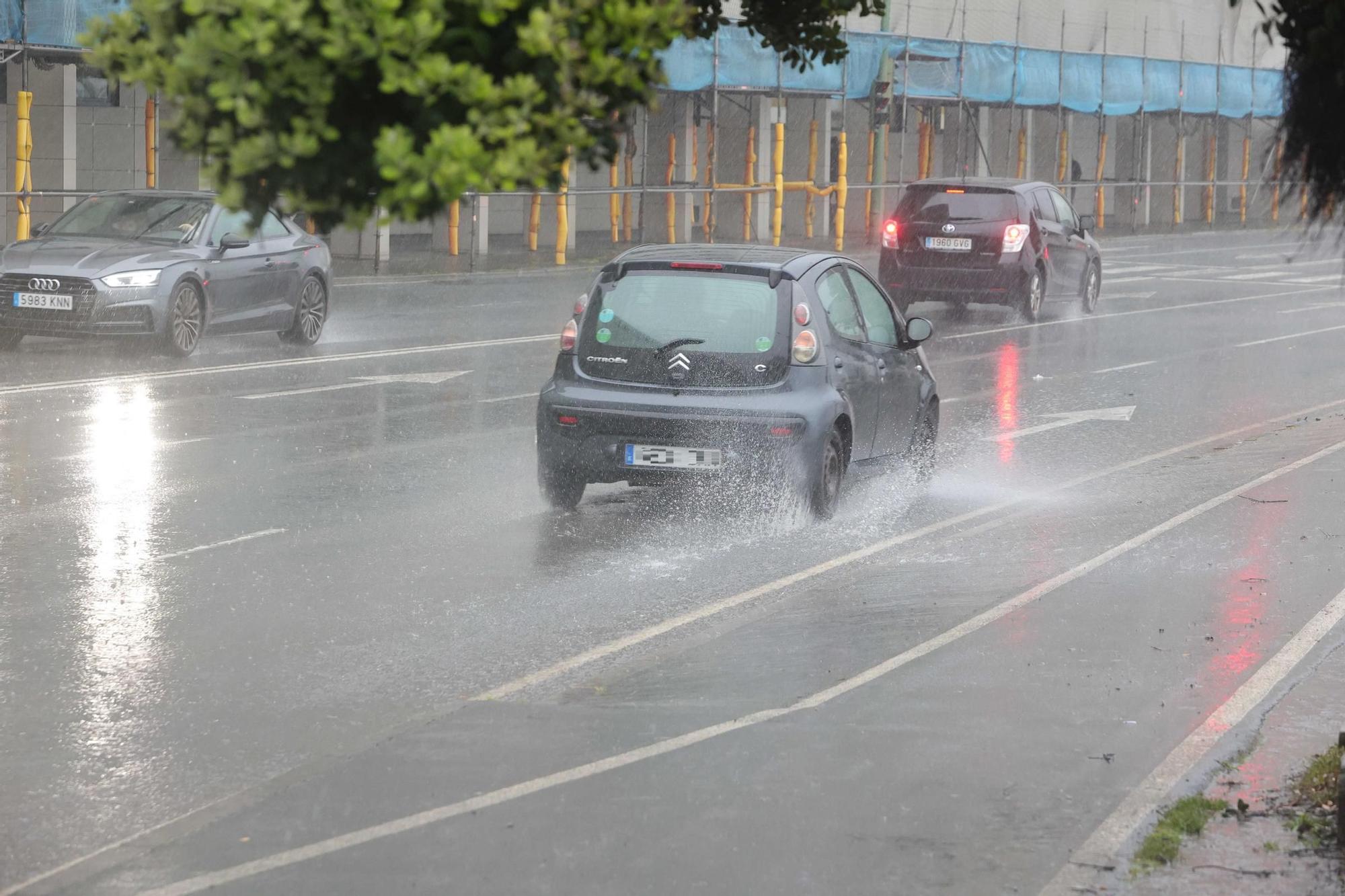 La lluvia no cesa y complica el tráfico en A Coruña