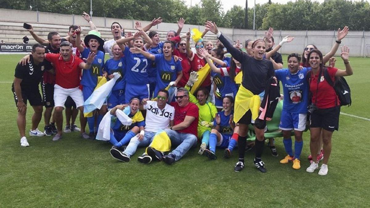 La plantilla del Costa Adeje Tenerife celebra el ascenso a Primera División en junio de 2015.
