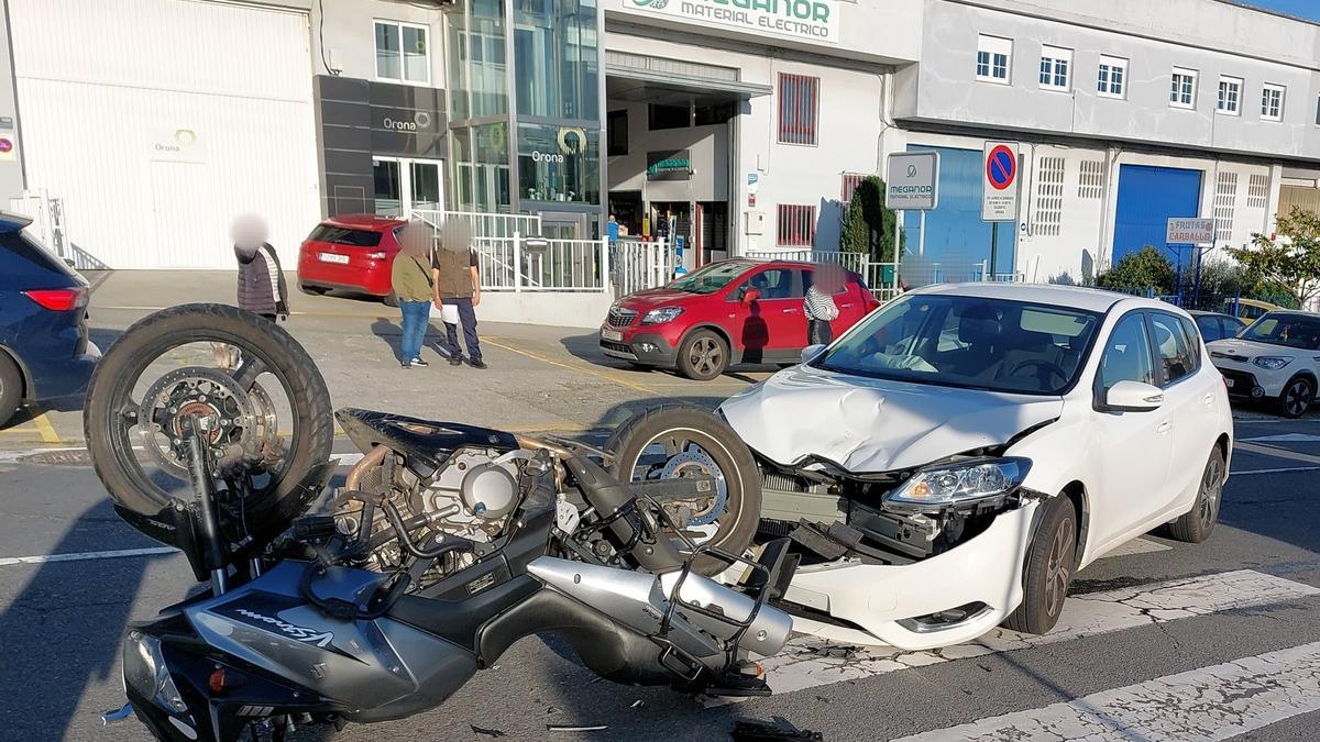 Vehículo y motocicleta siniestrados en A Grela.