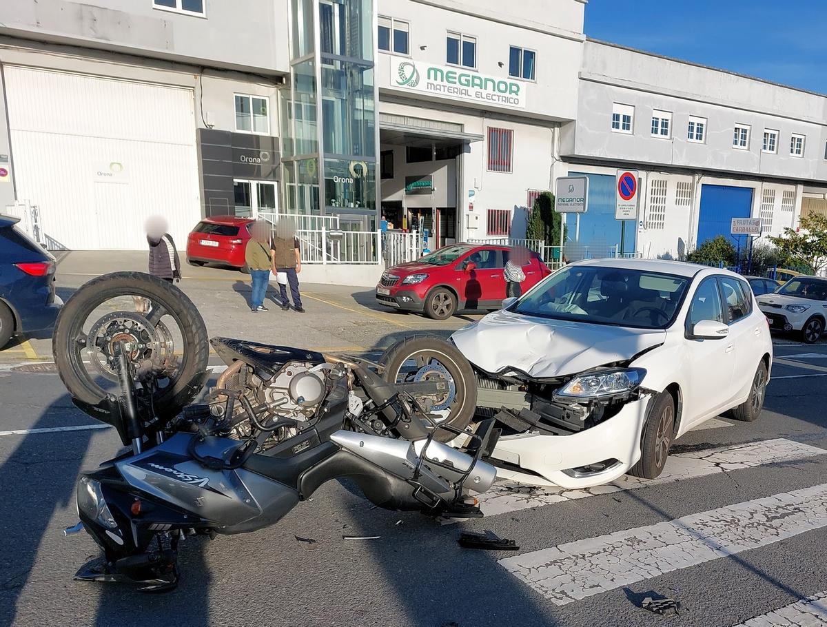 Vehículo y motocicleta siniestrados en A Grela.
