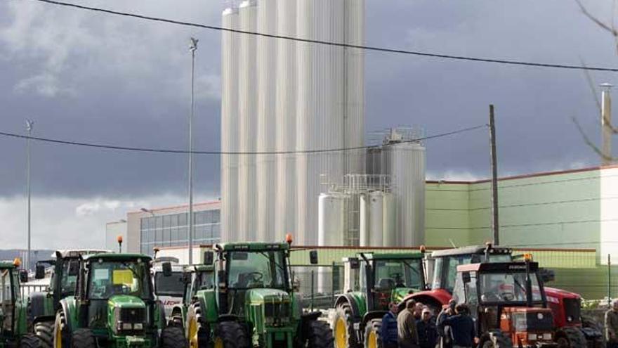 Tractorada ante la factoría de Leite Río en O Ceao, el pasado septiembre. // Efe