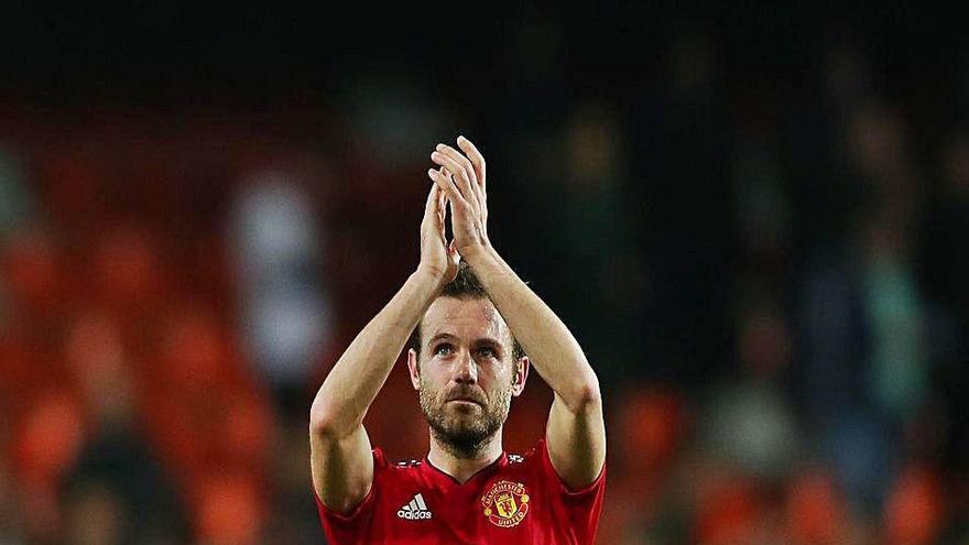 Juan Mata saluda al público, en su última visita a Mestalla con el Manchester United.