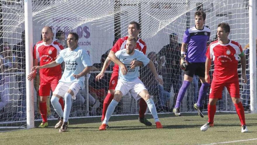 Una acción del partido entre Beluso y Marcón Atlético del pasado fin de semana. // Santos Álvarez