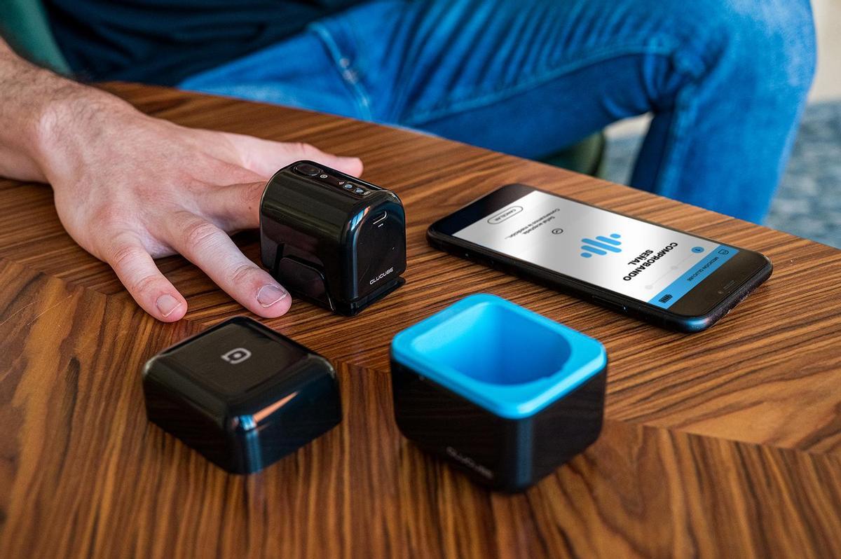 Glucube consta de un dispositivo que a través de un haz de luz infrarroja mide el nivel de azúcar en sangre, sin necesidad de pinchazos.