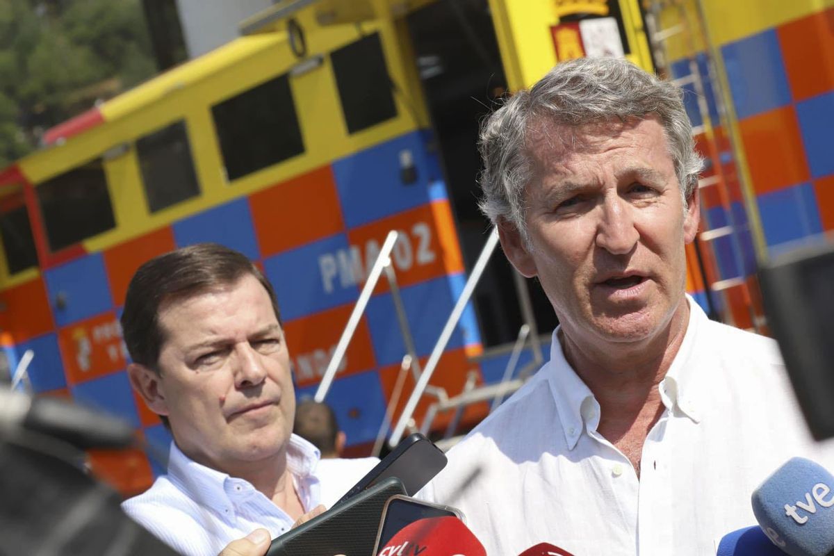 Feijóo, con Mañueco, en su visita a un puesto de mando en León durante la ola de incedios.