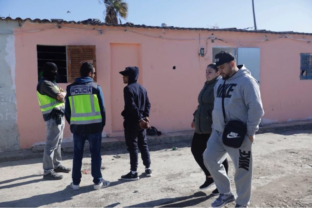 Beamte der Nationalpolizei haben am Mittwochmorgen (7.3.) mit Hausdurchsuchungen in mehreren Orten begonnen. Im Rahmen der Operation "Nitrato" werden Wohnungen in den Vierteln Son Ferriol und el Rafal in Palma de Mallorca sowie Llucmajor inspiziert.