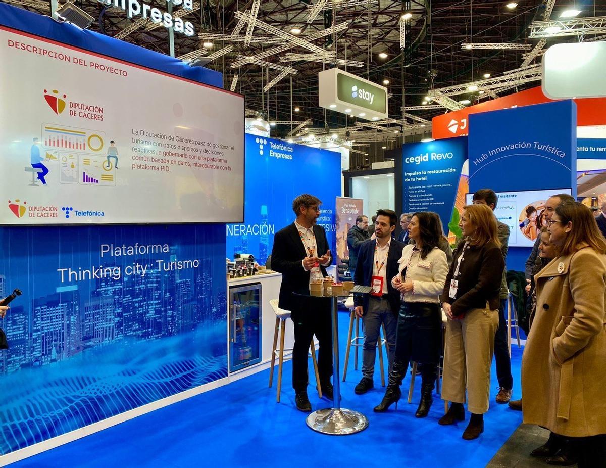Esther Gutiérrez, vicepresidenta primera de la  Diputación de Cáceres, junto al responsable nacional de Smart City, Turismo y Movilidad de Telefónica, Frédéric Vieuxmaire.