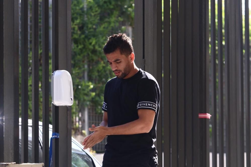 Desde las 9h de la mañana, jugadores, cuerpo técnico y personal del Málaga CF han ido pasando por el estadio de La Rosaleda para someterse a las pruebas de detección del Covid-19.