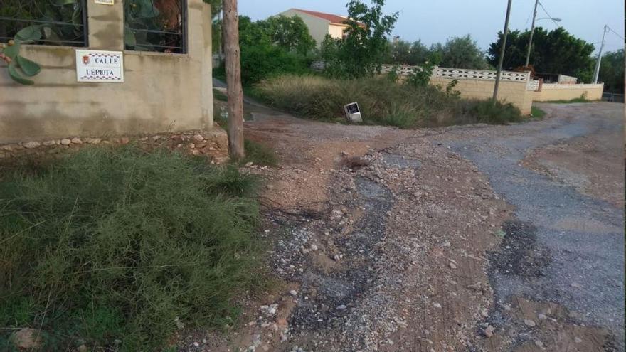 Una de las calles de El Moralet cuyo asfaltado se reclama.