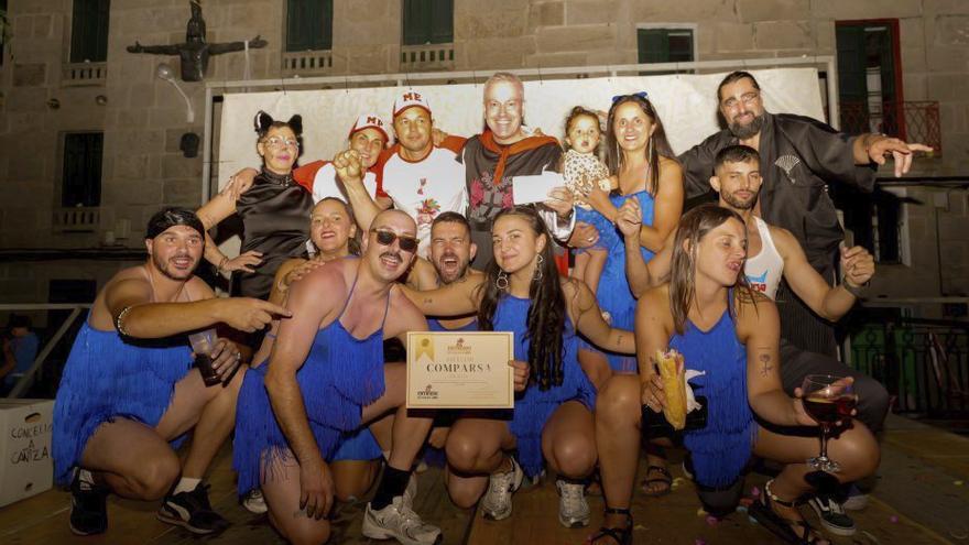O entroido de verán do Balonmán Caniza enche as rúas da vila de cor