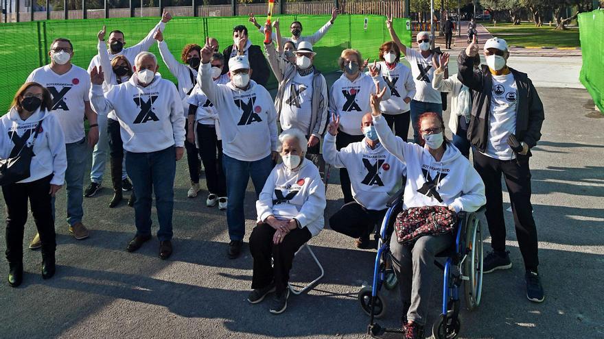 Los integrantes de la Plataforma posan en el paso peatonal construido sobre las antiguas vías.