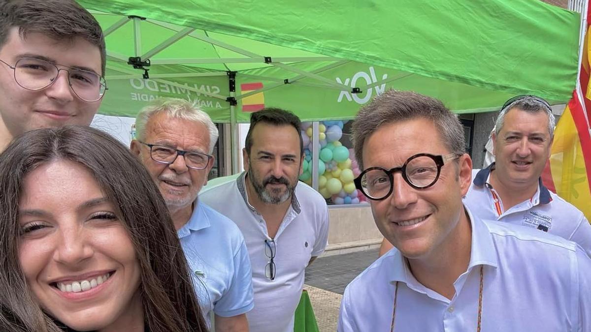 Foto de archivo de la concejala Elena González y los dos ediles que dejan la formación, José Martínez y Vicente Martínez-Galí, en un acto de partido de Vox, junto a ediles de otros municipios y simpatizantes.