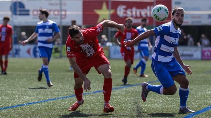 El delantero David Torres durante un lance del partido disputado ayer en el Prat de Llobregat.