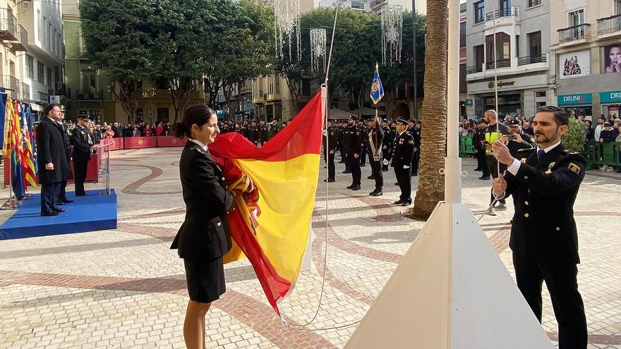 Izado de bandera en Elche por los 200 años de la Policía Nacional