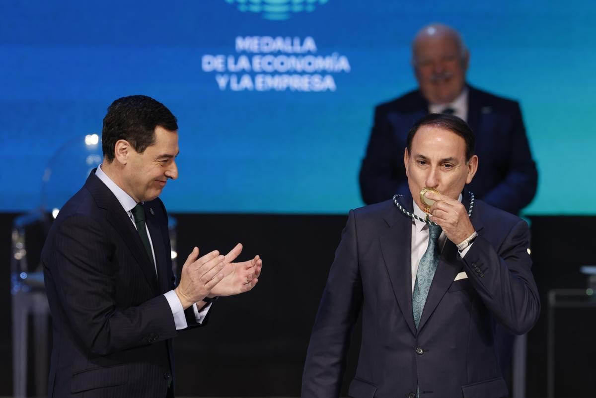 Javier González de Lara recibe la Medalla de Andalucía de manos del presidente de la Junta, Juanma Moreno.