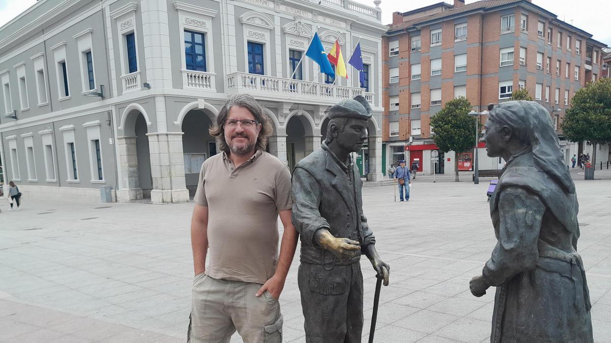 Pablo Vázquez, junto a Nolo y Demetria y ante el Ayuntamiento de Laviana.