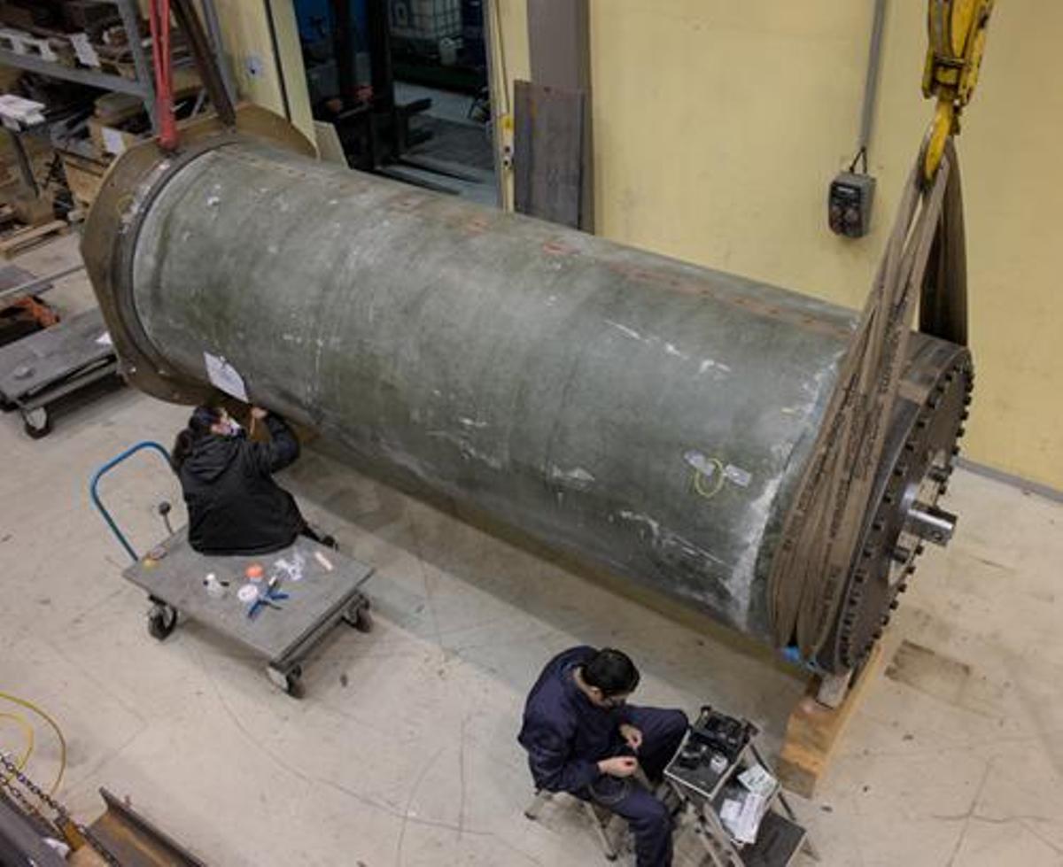 Dos técnicos trabajan en el proyecto