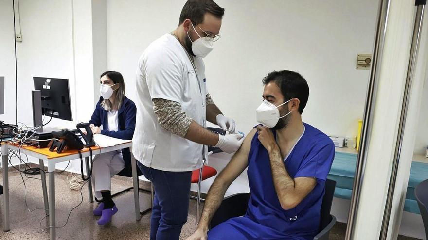 Los sanitarios son de los premios colectivos en recibir la vacuna contra la covid-19.