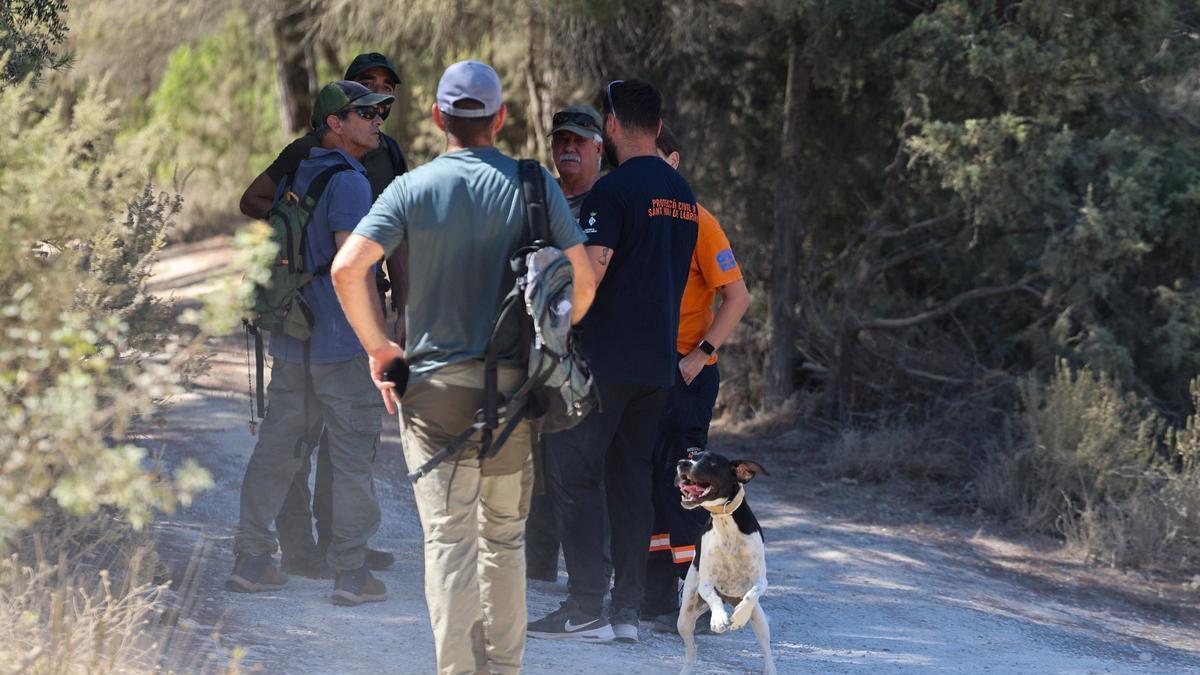 Voluntarios y cazadores, durante las labores de búsqueda el pasado viernes
